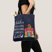 Een leraar neemt de hand op draagtas (Dichtbij)