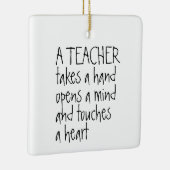 Een leraar neemt een handmatige persoonlijke keramisch ornament (Rechts)