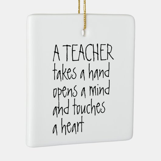 Een leraar neemt een handmatige persoonlijke keramisch ornament (Rechts)