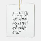 Een leraar neemt een handmatige persoonlijke keramisch ornament (Links)