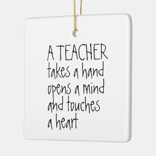 Een leraar neemt een handmatige persoonlijke keramisch ornament (Links)