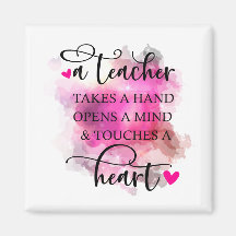 Een leraar raakt een hartmagneet aan