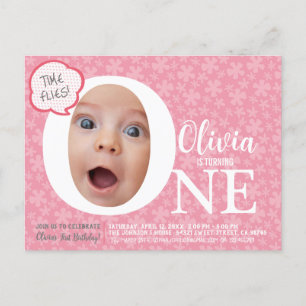 Een leuke babyfoto roze bloem verjaardagsuitnodigi briefkaart