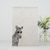 Een leuke grappige schets met een trendy bril. briefpapier (Staand voorkant)