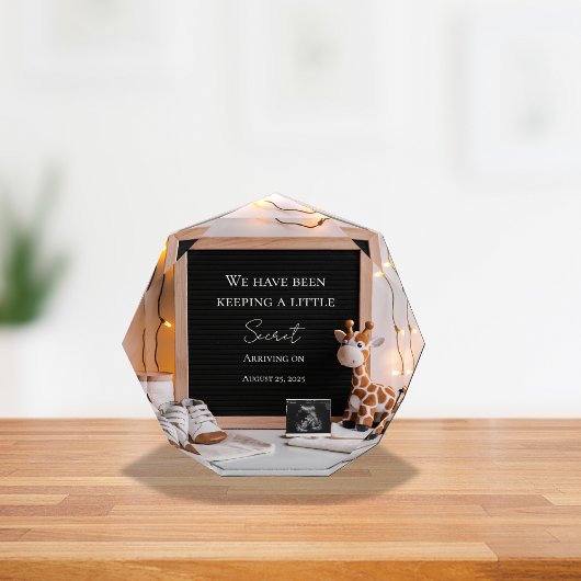 Een leuke vreugdevolle baby giraffe zwangerschapsa fotoblokken