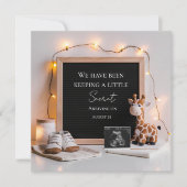 Een leuke vreugdevolle baby giraffe zwangerschapsa kaart (Voorkant)