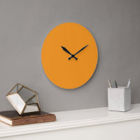 Een levendig oranje plein omgeven door een witte r