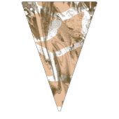 Een levendig stoffenontwerp met ingewikkelde bloem vlaggetjes (Derde vlag)