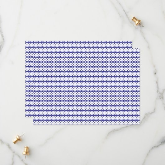 Een levendige blauwe lucht met verspreide witte wo save the date (Voorkant / Achterkant in situ)