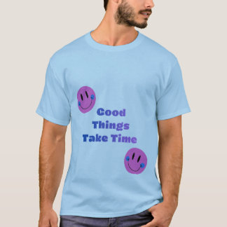 een lichtblauw T-shirt met halflange mouwen