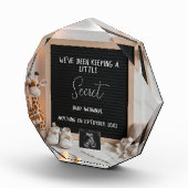 Een lieflijk zittende giraffe zwangerschapsaankond fotoblokken (Rechts)