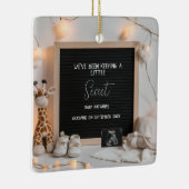 Een lieflijk zittende giraffe zwangerschapsaankond keramisch ornament (Rechts)