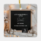 Een lieflijk zittende giraffe zwangerschapsaankond keramisch ornament (Voorkant)