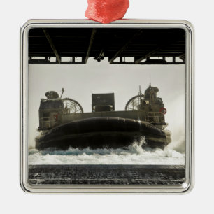 Een luchtkussen van een landingsvaartuig bereidt z metalen ornament