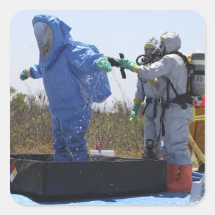 Een luchtman staat in een bad vierkante sticker