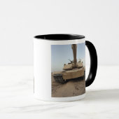 Een M-1A1 hoofdslagtank Mok (Voorkant rechts)