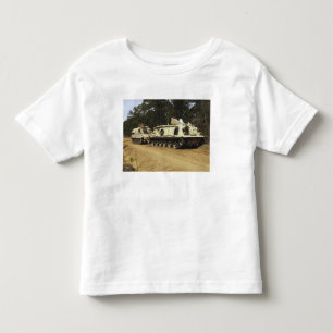 Een M-88-herstelvoertuig begint een M992 te trekke Kinder Shirts