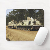 Een M-88-herstelvoertuig begint een M992 te trekke Muismat (Met muis)