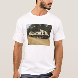 Een M-88-herstelvoertuig begint een M992 te trekke T-shirt