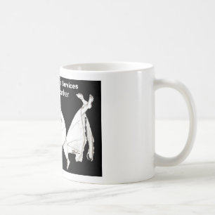 Een maatschappelijk werker op de mok van de koffie