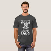 Een Man die van whisky en sigaar houdt T-shirt (Voorkant volledig)