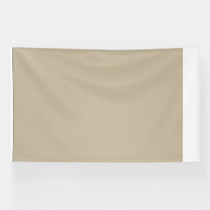 een man in een pak en das die voor een muur staat spandoek