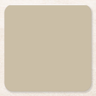 een man in pak en das die voor een muur staat vierkante kartonnen onderzetter