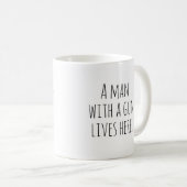 Een man met een pistool leeft hier. koffiemok (Voorkant rechts)