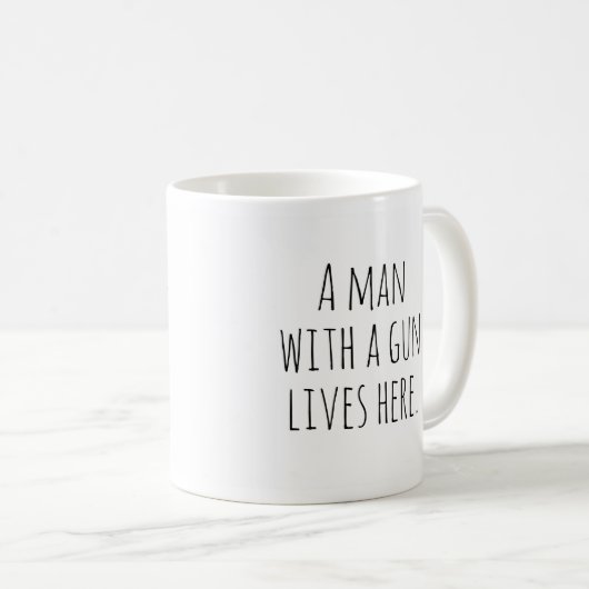 Een man met een pistool leeft hier. koffiemok (Voorkant rechts)