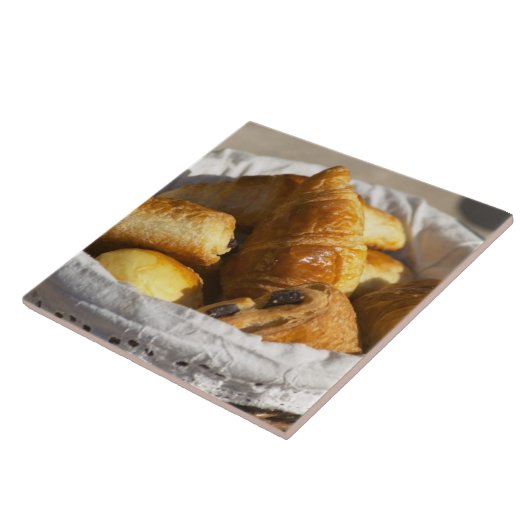 Een mandje voor het ontbijt met croissants, en tegeltje (Zijkant)