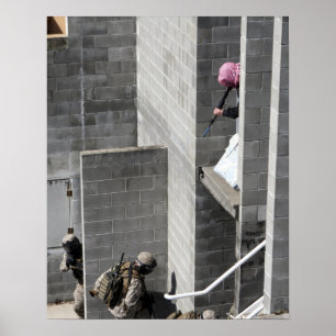 Een marinier en een vijand die een rol speelt poster