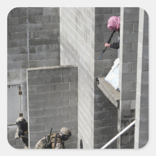 Een marinier en een vijand die een rol speelt vierkante sticker