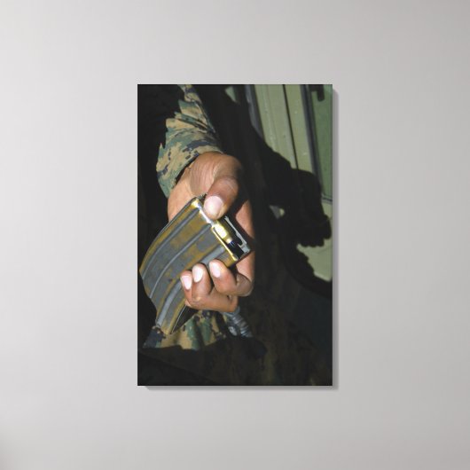 Een marinier laadt blanco munitieronden canvas afdruk (Voorkant)