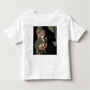 Een marinier laadt blanco munitieronden kinder shirts
