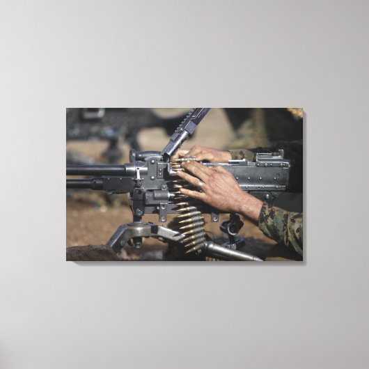Een marinier laadt een M-240G-pistool Canvas Afdruk (Voorkant)