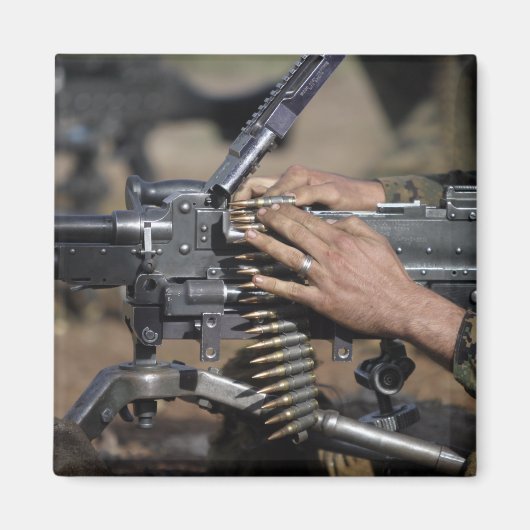 Een marinier laadt een M-240G-pistool Magneet (Voorkant)