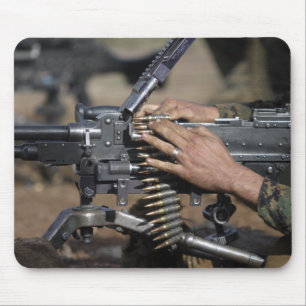 Een marinier laadt een M-240G-pistool Muismat