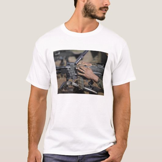 Een marinier laadt een M-240G-pistool T-shirt (Voorkant)