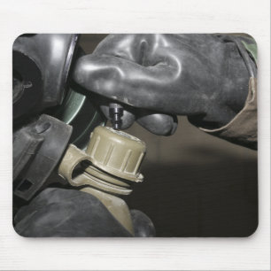 Een marinier steekt een drink buis in zijn stang muismat