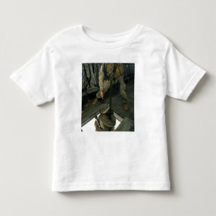 Een marinier stuurt een marinier naar beneden. kinder shirts