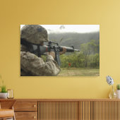 Een marinier voert oefeningen uit canvas afdruk (Insitu (Woonkamer))