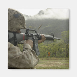 Een marinier voert oefeningen uit magneet