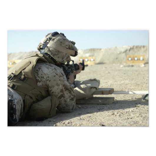 Een marinier vuurt een M16A2-dienstgeweer af Foto Afdruk (Voorkant)