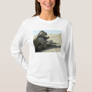 Een marinier vuurt een M16A2-dienstgeweer af T-shirt