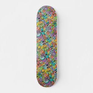 Een massa aliens in een kleurrijk patroonontwerp skateboard