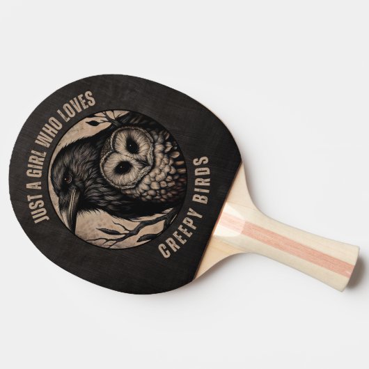 Een meisje dat van griezelige vogels houdt tafeltennisbatje (Zijkant)