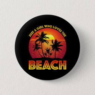 Een meisje dat van het strand houdt ronde button 5,7 cm
