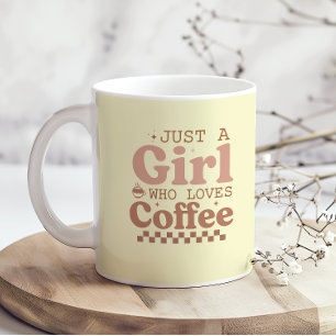 Een meisje dat van koffie houdt, is gek op koffie koffiemok