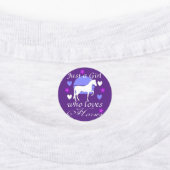 Een meisje die houdt van paarden in Paarse roze zw Labels (Aangebracht)