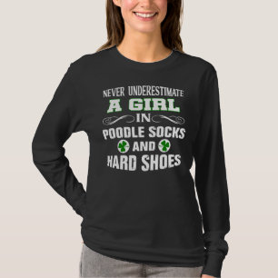 Een meisje in poodle sokken en harde schoenen Iers T-shirt